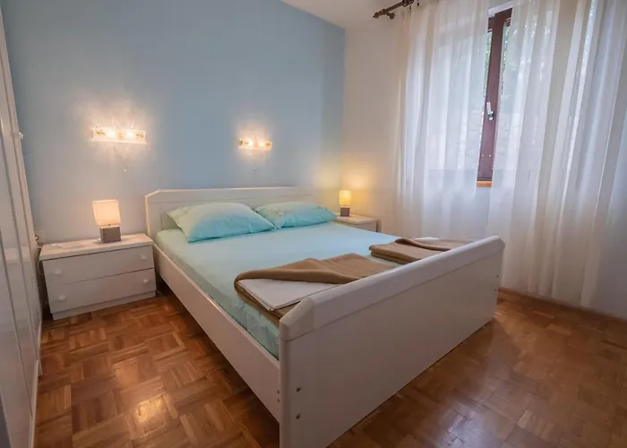 Lägenhet Cozy Near The Sea Novi Vinodolski